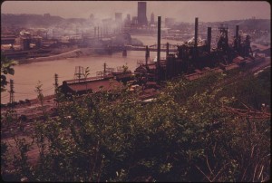 800px-VIEW_OF_THE_SKYLINE_AT_PITTSBURGH,_PENNSYLVANIA._LINING_BOTH_SIDES_OF_THE_MONONGAHELA_RIVER_IN_THE_FOREGROUND_ARE..._-_NARA_-_557227